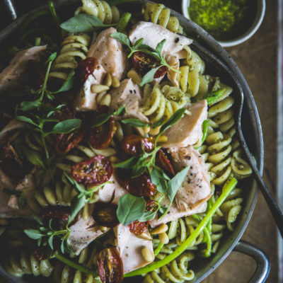 Pâtes au saumon frais , asperge sauvage et pesto