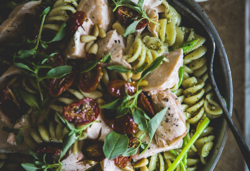 Pâtes au saumon frais , asperge sauvage et pesto