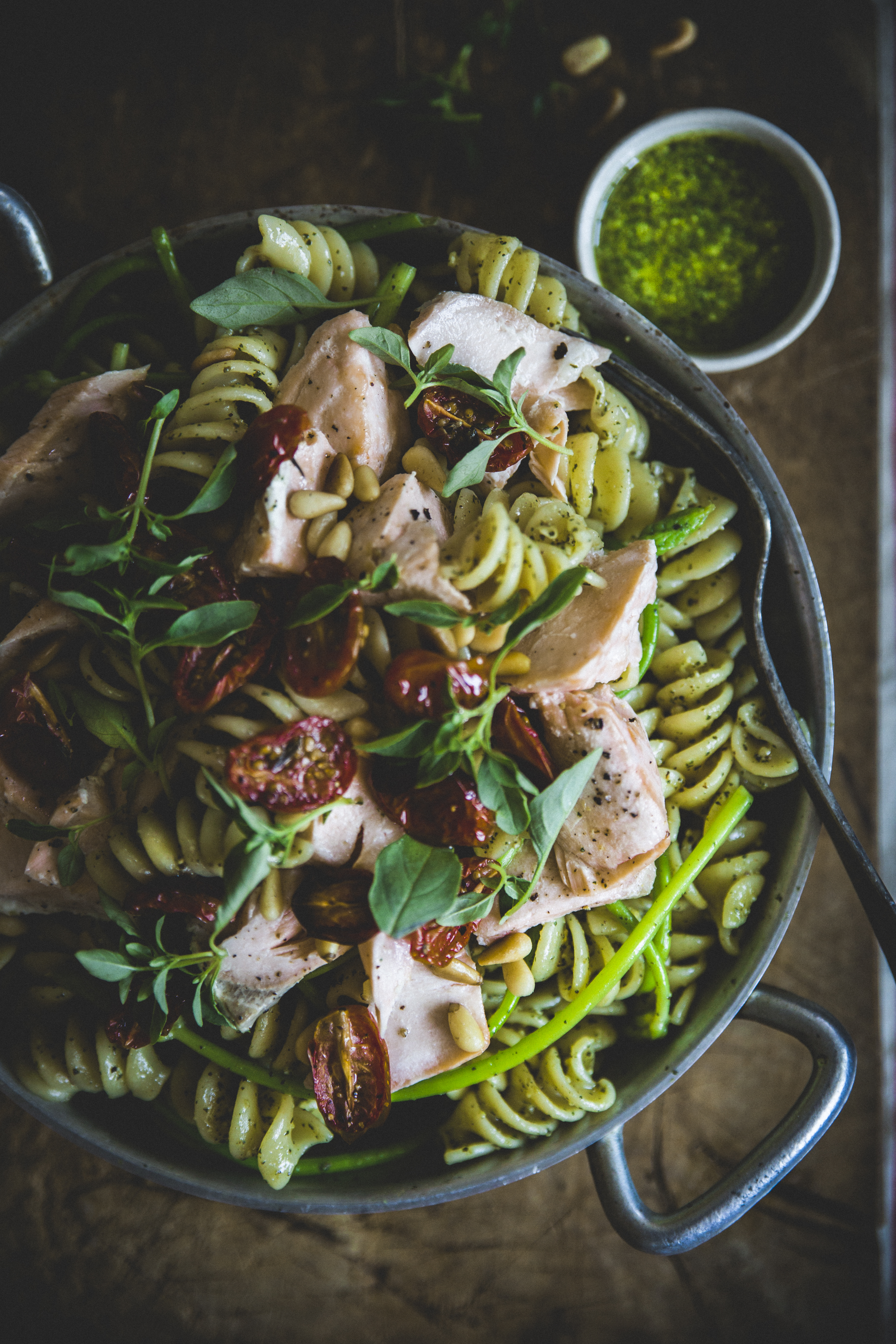 Pâtes au saumon frais , asperge sauvage et pesto