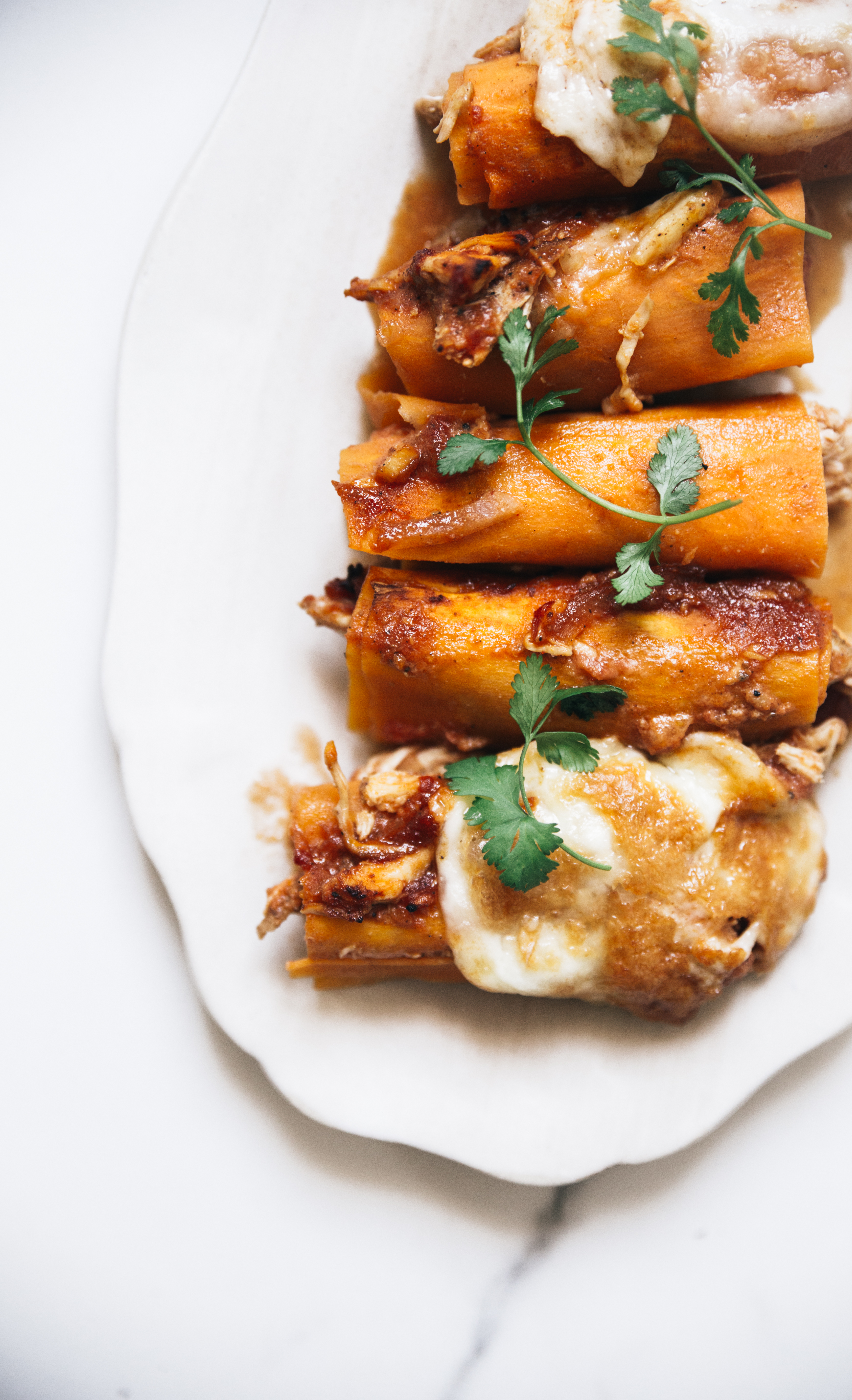 Enchilladas de patates douces à l’effiloché de poulet