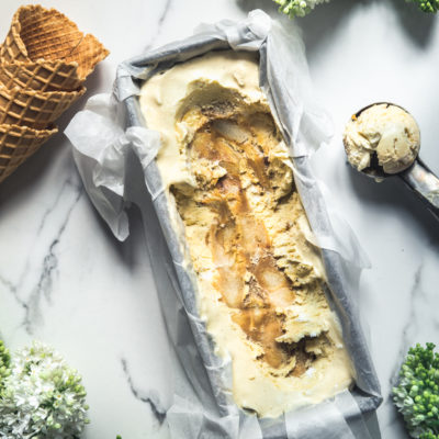 Glace à la vanille, caramel beurre salé & pommes confites