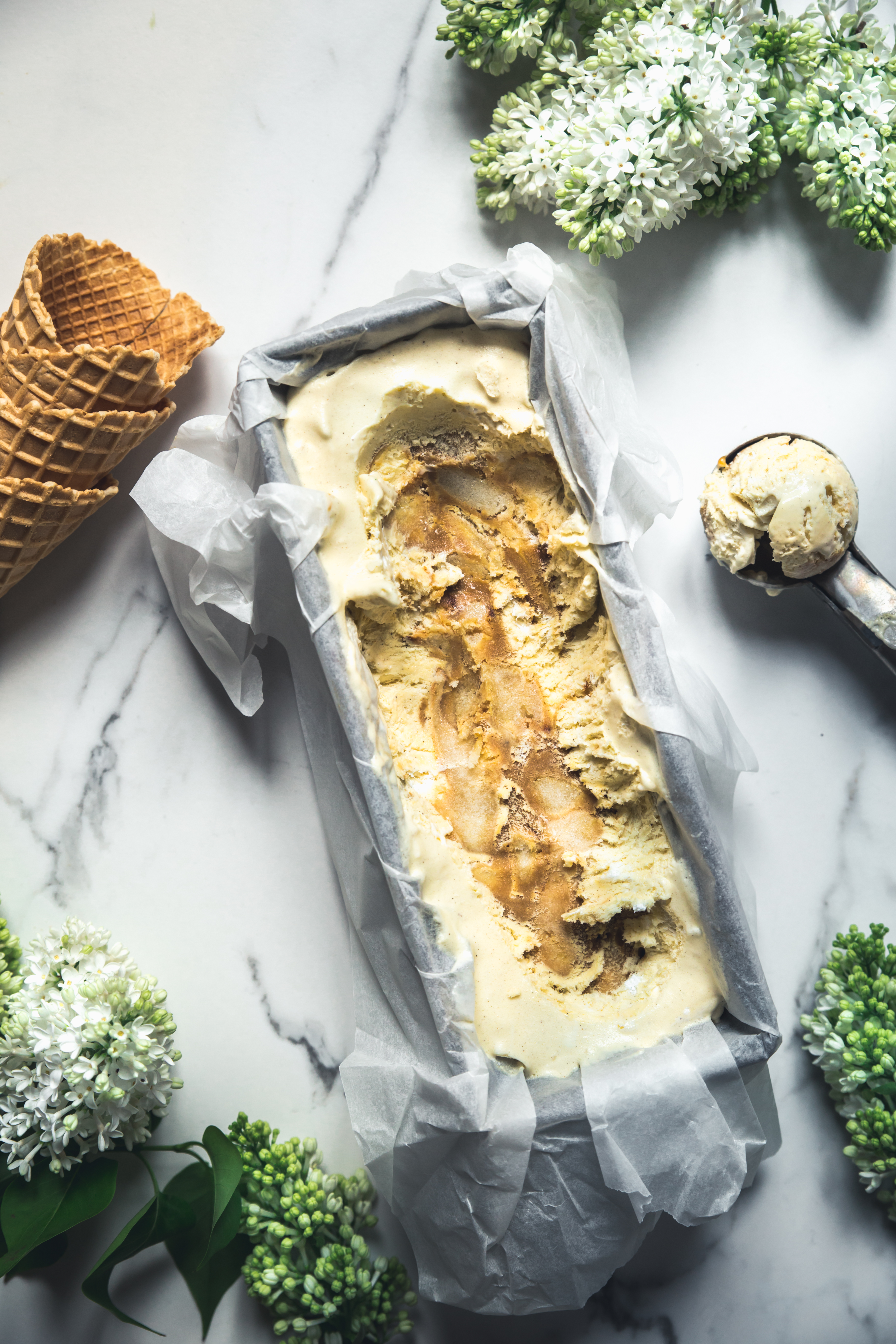 Glace à la vanille, caramel beurre salé & pommes confites