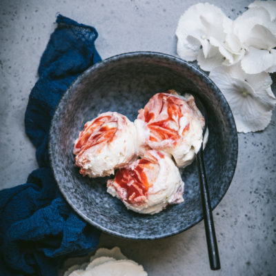 Glace à la noix de coco et coulis de pêches