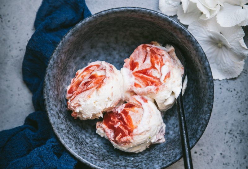 Glace à la noix de coco et coulis de pêches