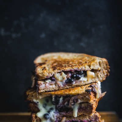 Grilled cheese aux myrtilles sauvages