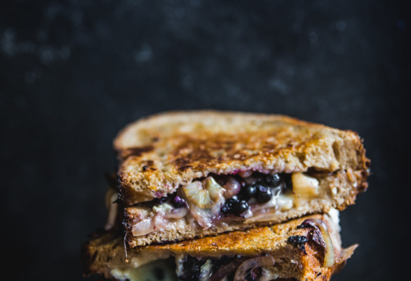 Grilled cheese aux myrtilles sauvages