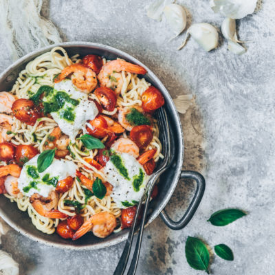 Spaghettis maison aux crevettes, tomates rôties & pesto