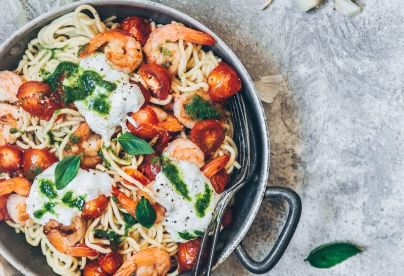 Spaghettis maison aux crevettes, tomates rôties & pesto