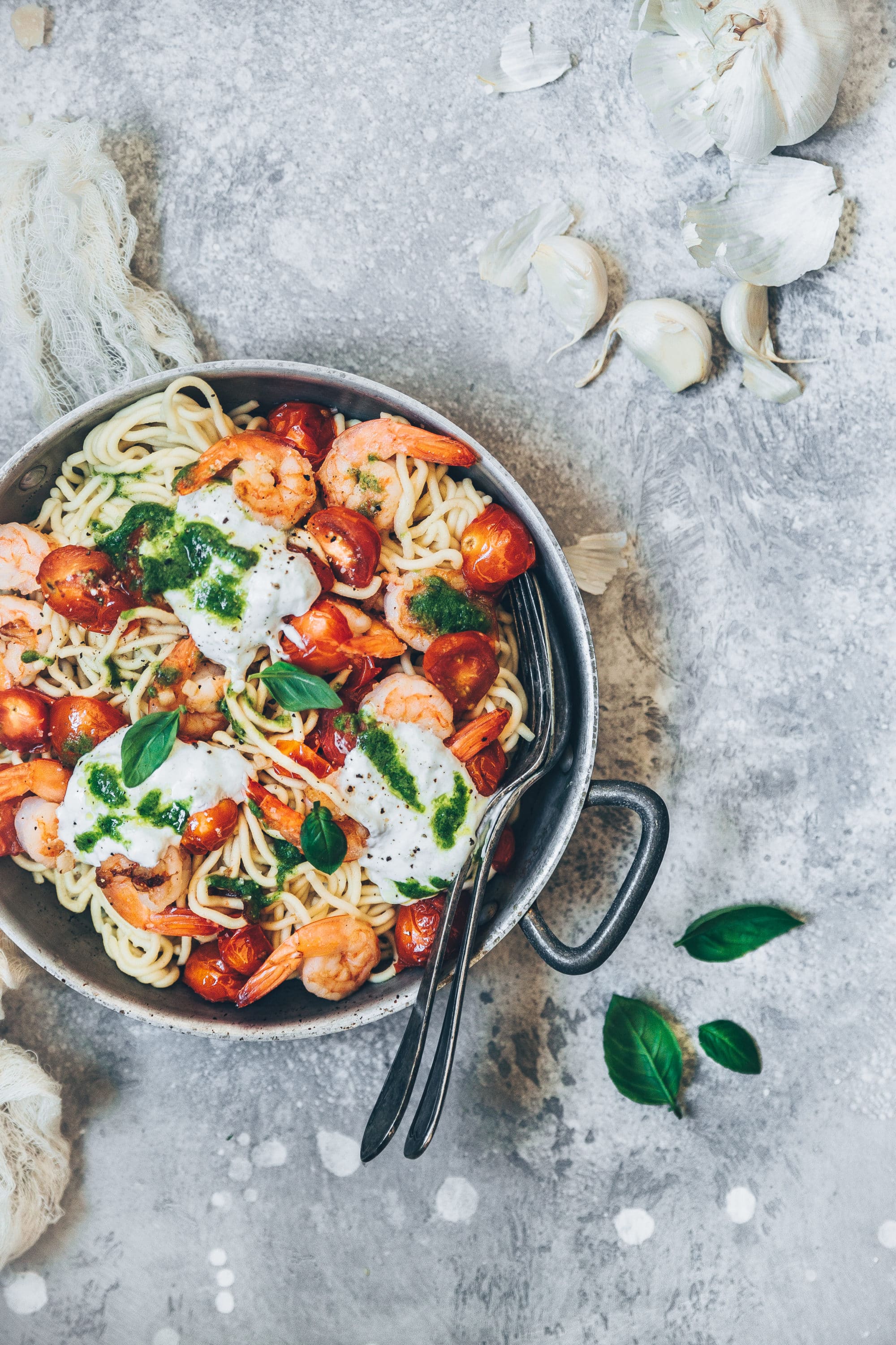 Spaghettis maison aux crevettes, tomates rôties & pesto