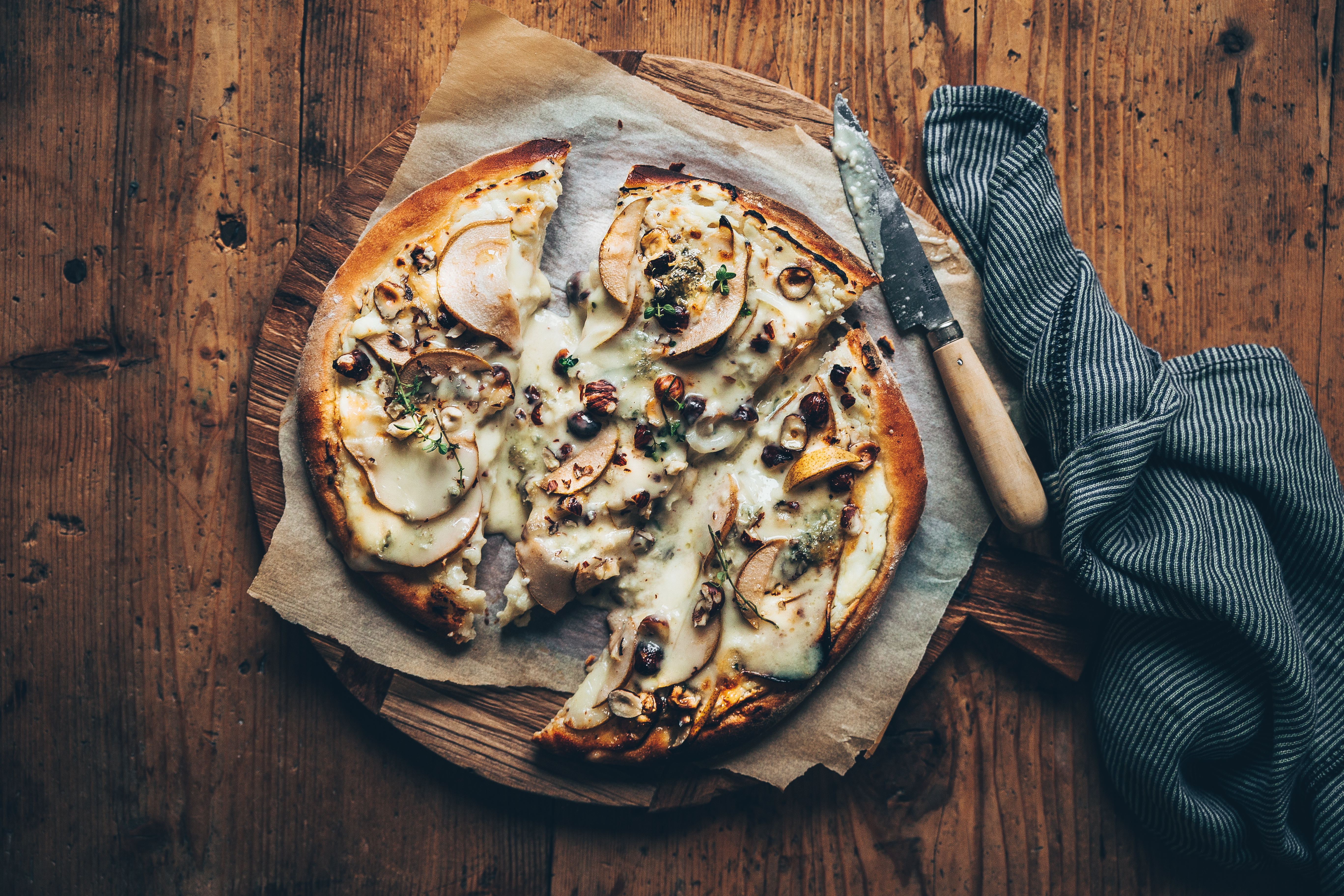 Pizza au gorgonzola, poires & noisettes