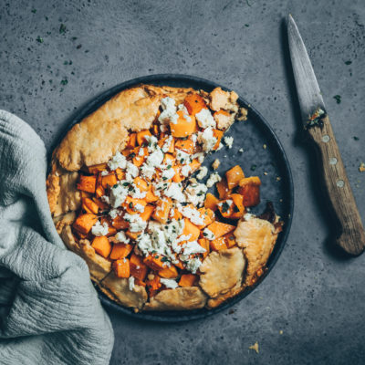 Tarte rustique à la courge, feta & oignons confits