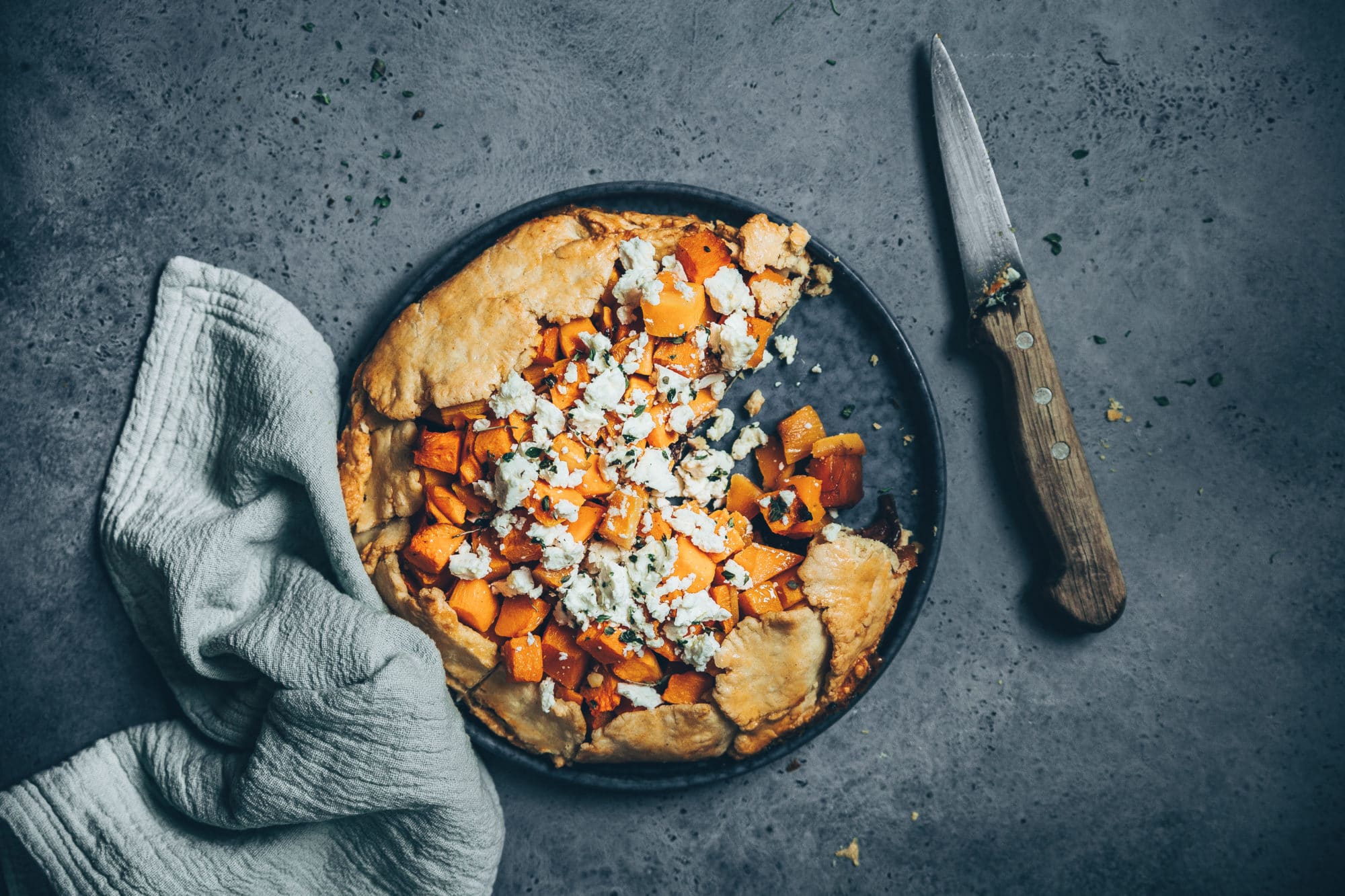 Tarte rustique à la courge, feta & oignons confits