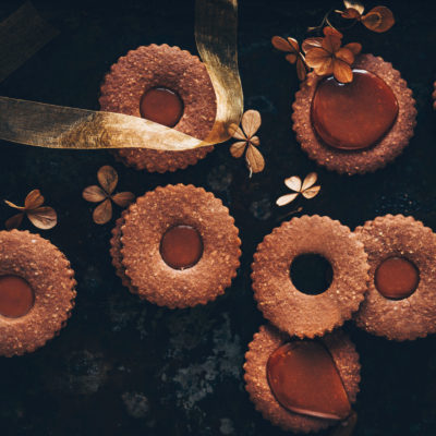Linzer cookies au chocolat et caramel épicé