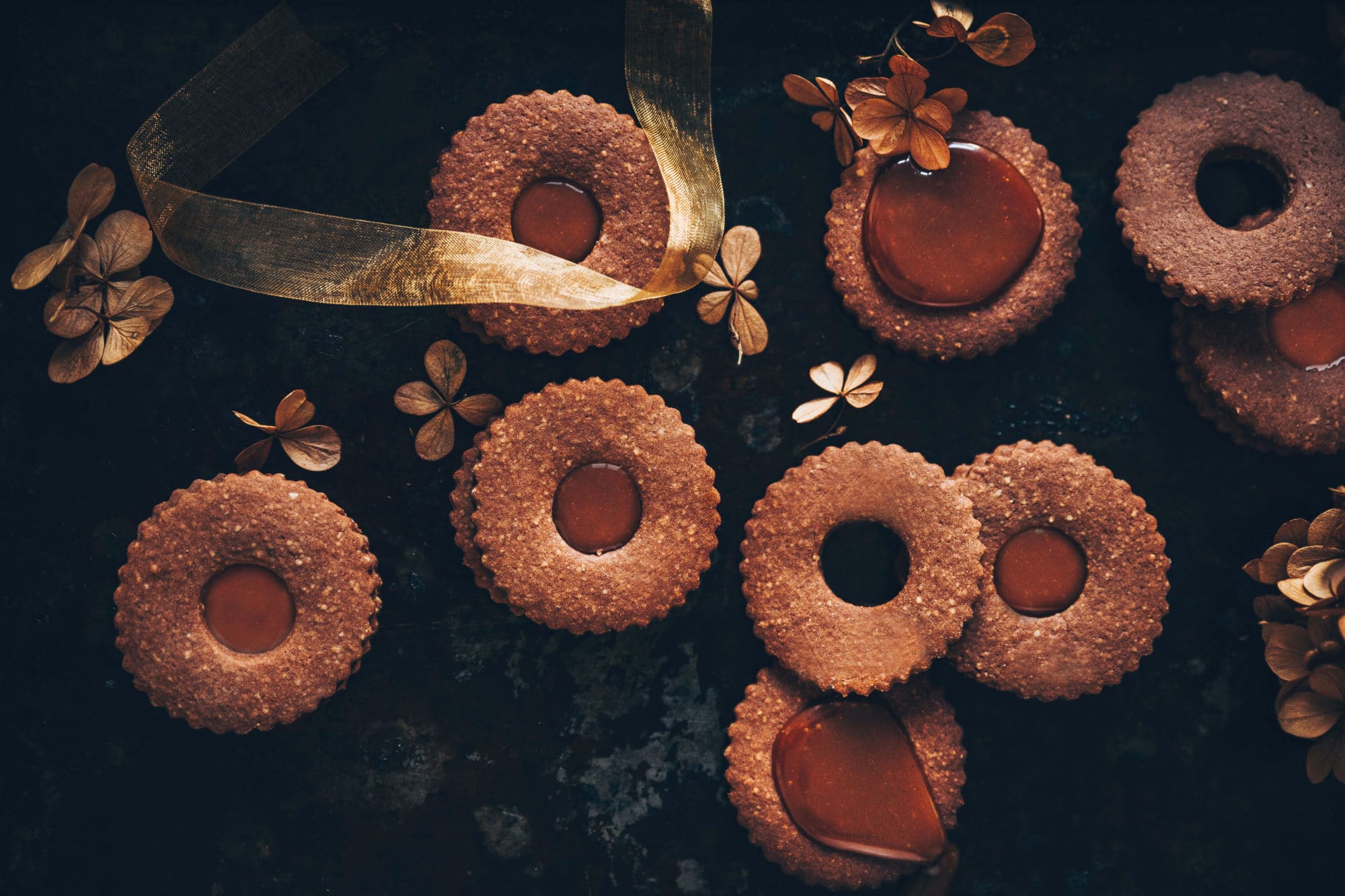 Linzer cookies au chocolat et caramel épicé