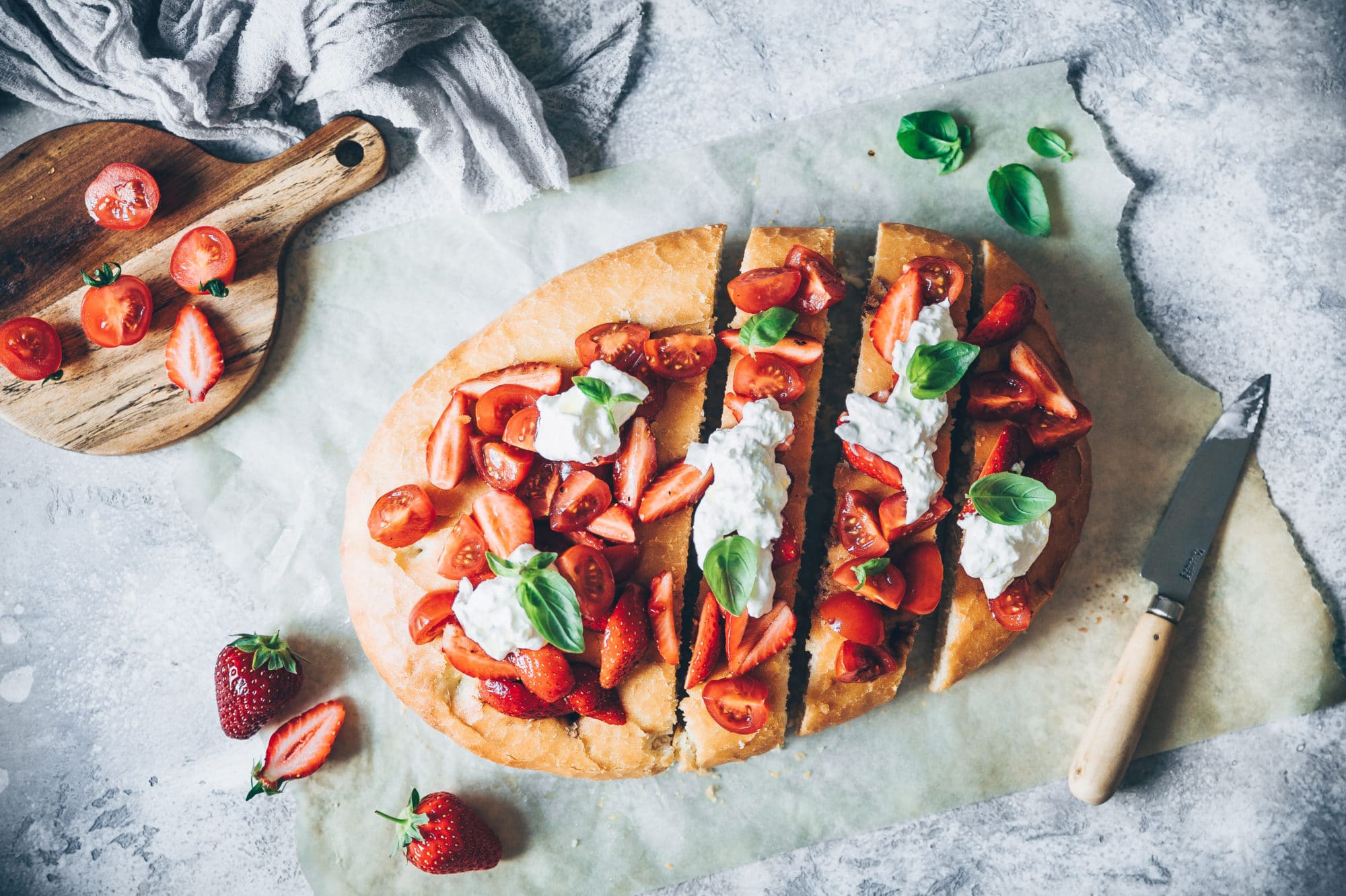 Focaccia salsa tomates & fraises, burrata