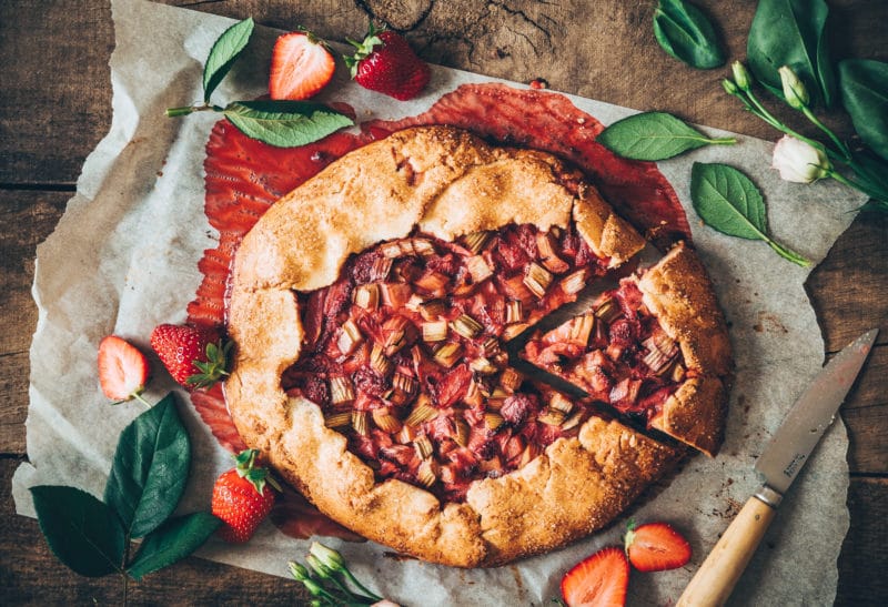 Tarte rustique fraises & rhubarbe