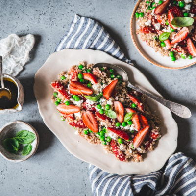 Salade de quinoa, petits pois, fraises et feta