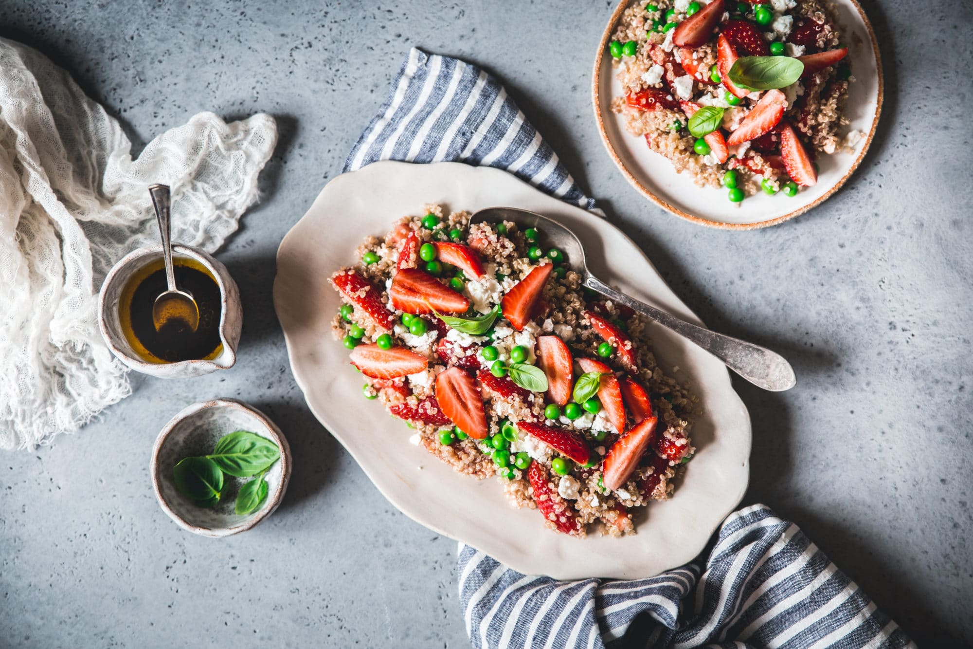 Salade de quinoa, petits pois, fraises et feta