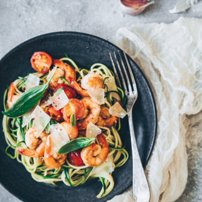 Spaghettis de courgettes, crevettes à l’ail et tomates confites