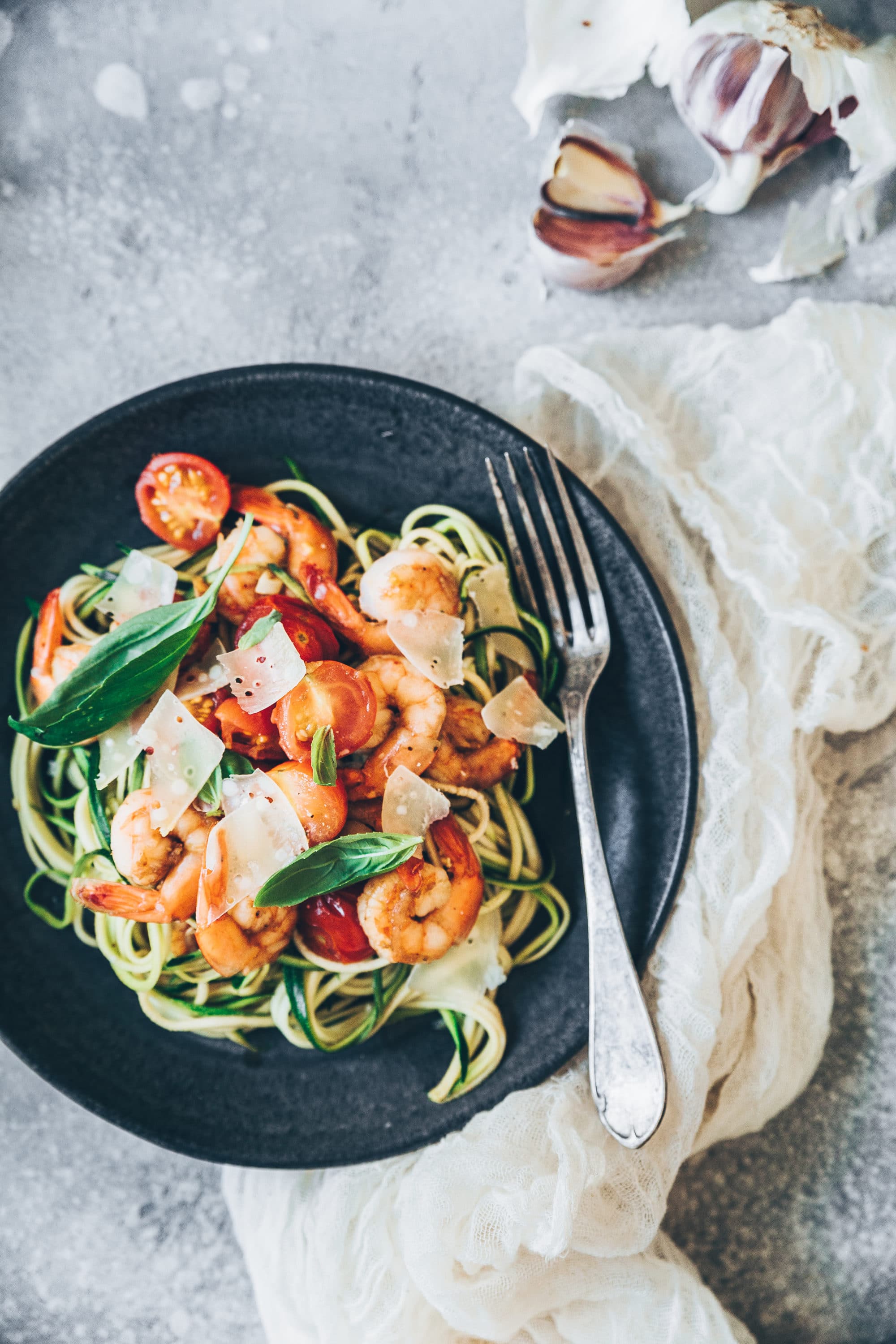 Spaghettis de courgettes, crevettes à l’ail et tomates confites