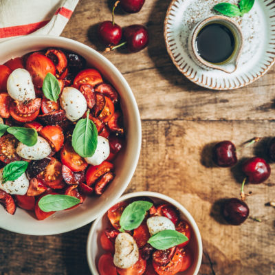 Salade caprese aux cerises