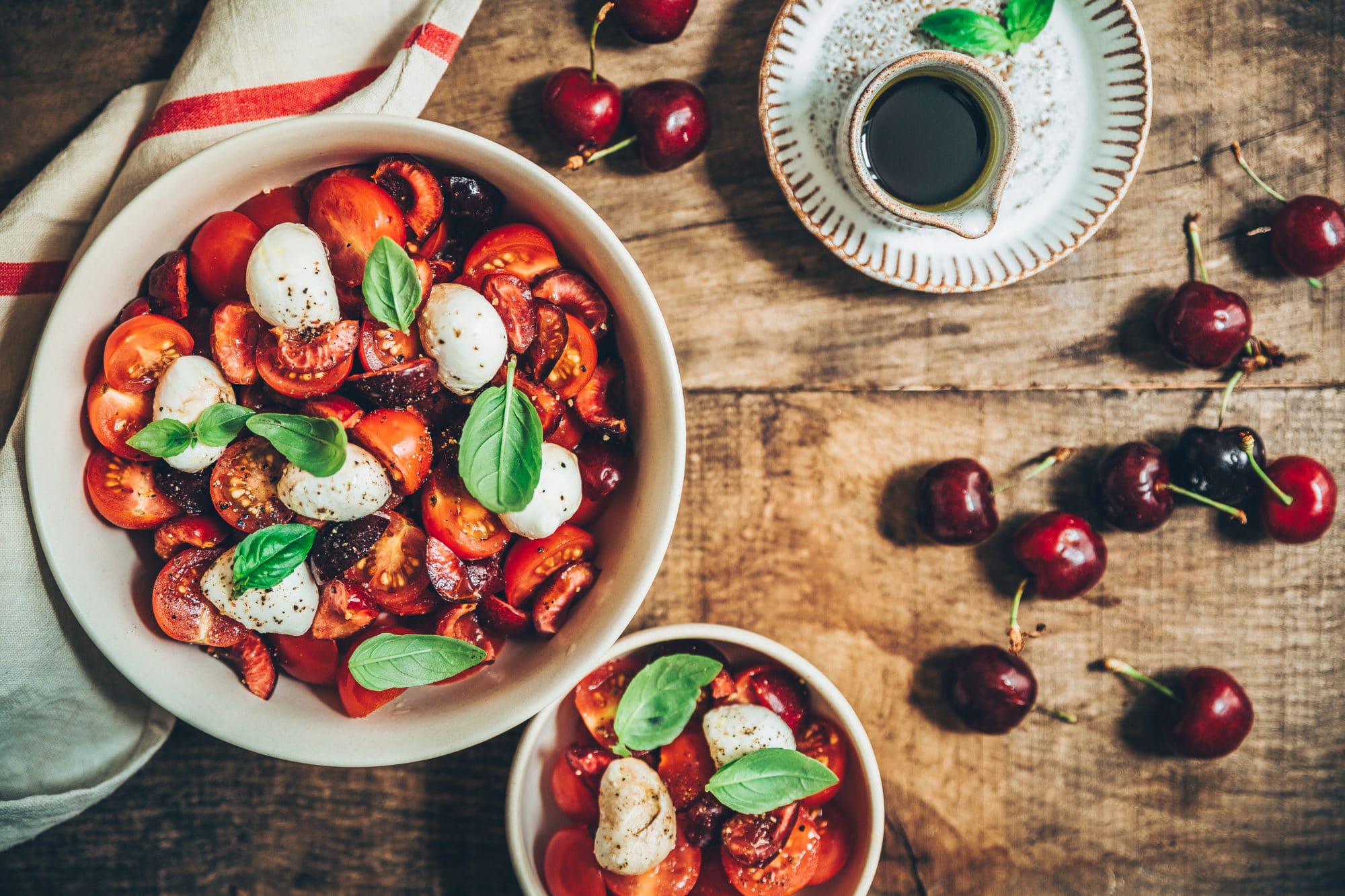 Salade caprese aux cerises