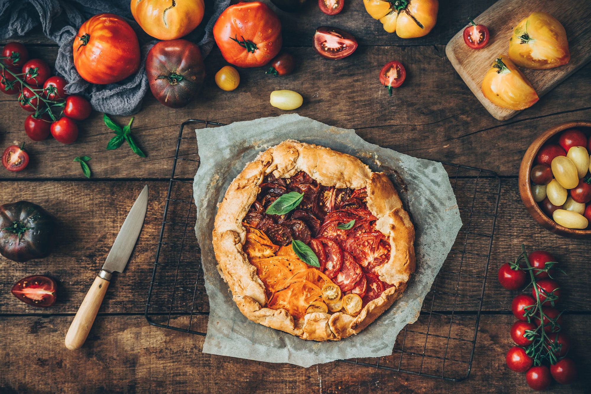 Tarte rustique aux tomates multicolores