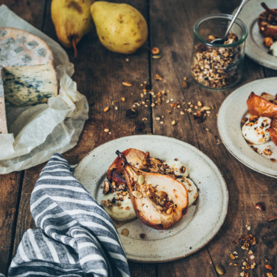 Poires rôties, crème à la Fourme D’Ambert et granola salé