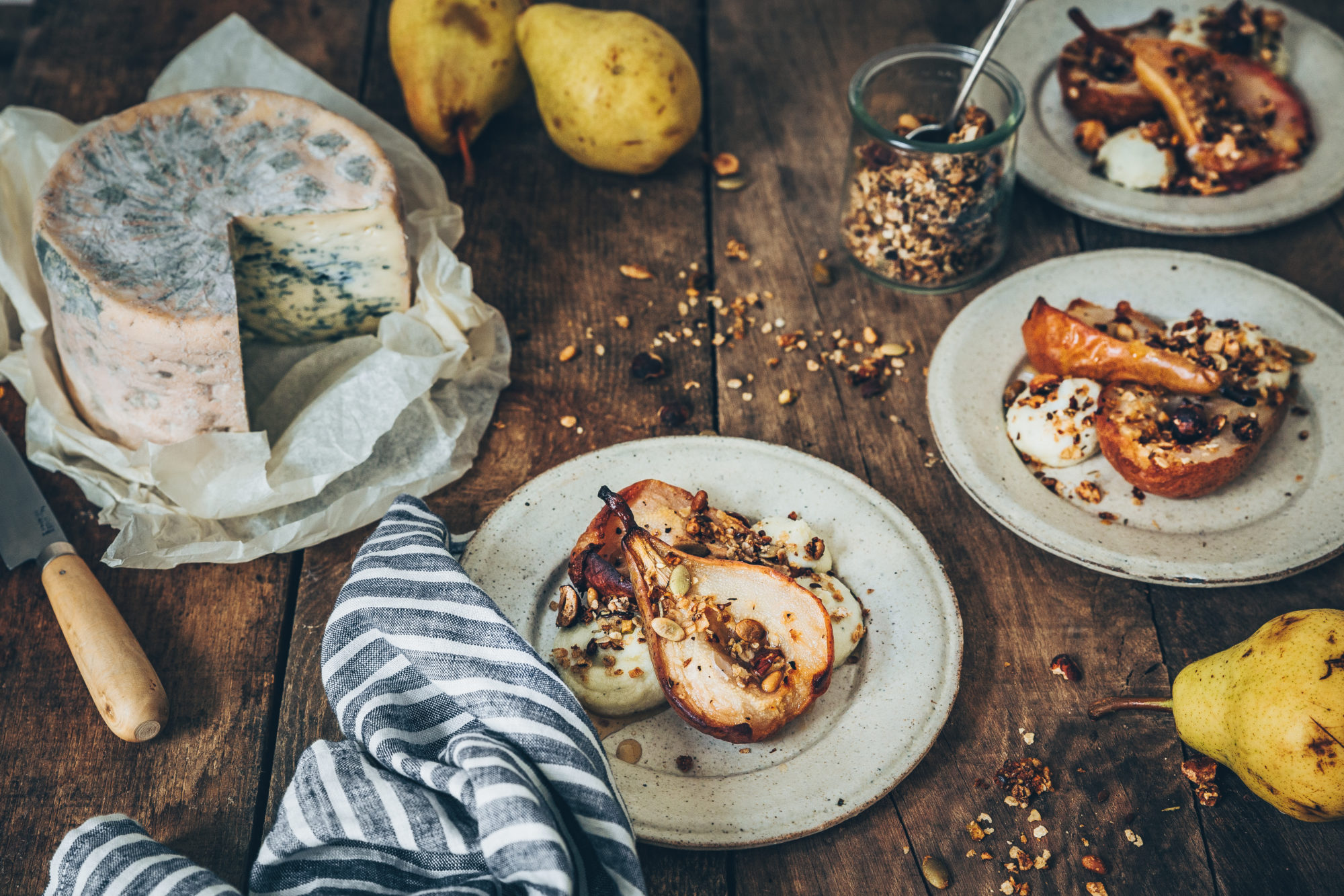 Poires rôties, crème à la Fourme D’Ambert et granola salé