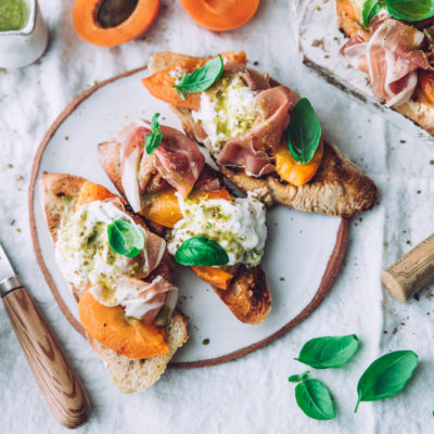 Crostini abricots rôtis, stracciatella, prosciutto & pesto de pistaches