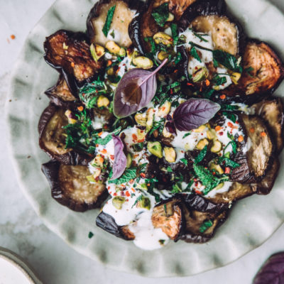 Salade d’aubergines grillées, sauce yaourt et pistache