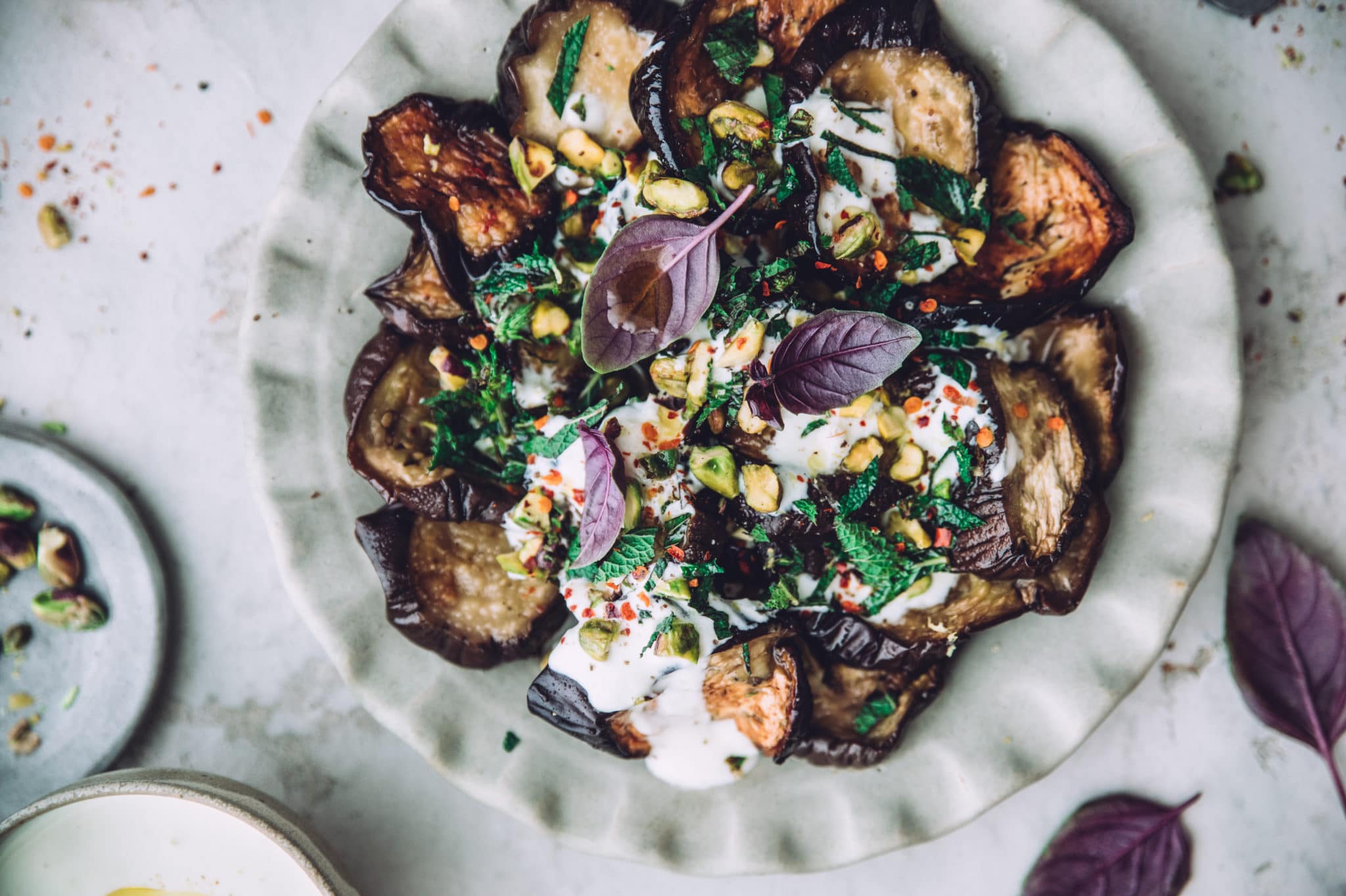 Aubergines rôties, sauce yaourt et curry à la Ottolenghi