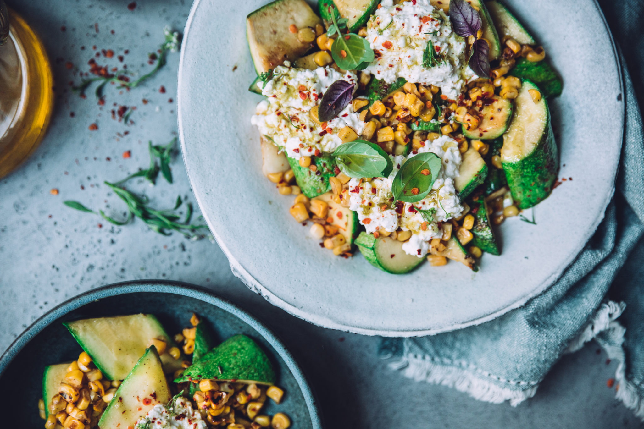 Salade tiède aux courgettes grillées, maïs & cottage cheese