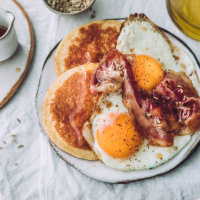 Pancakes, oeufs au plat et bacon au sirop d’érable & fenouil