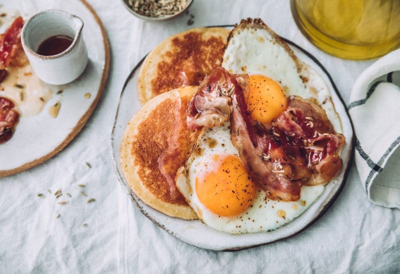 Pancakes, oeufs au plat et bacon au sirop d’érable & fenouil