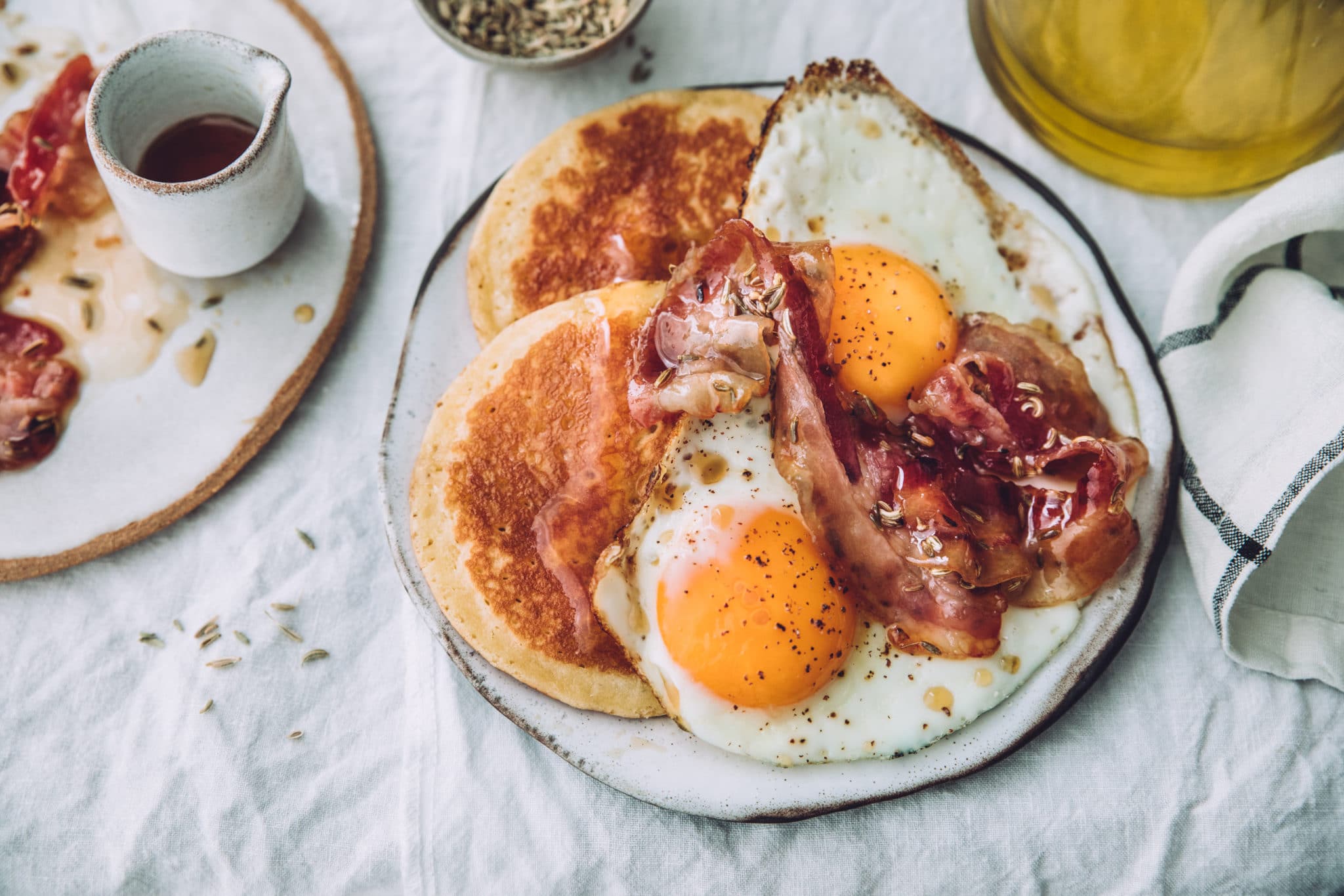 Pancakes, oeufs au plat et bacon au sirop d’érable & fenouil