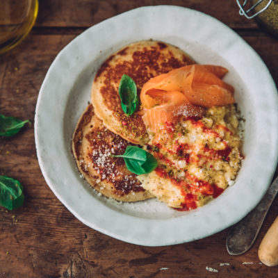 Pancakes, oeufs brouillés, saumon & sauce sriracha