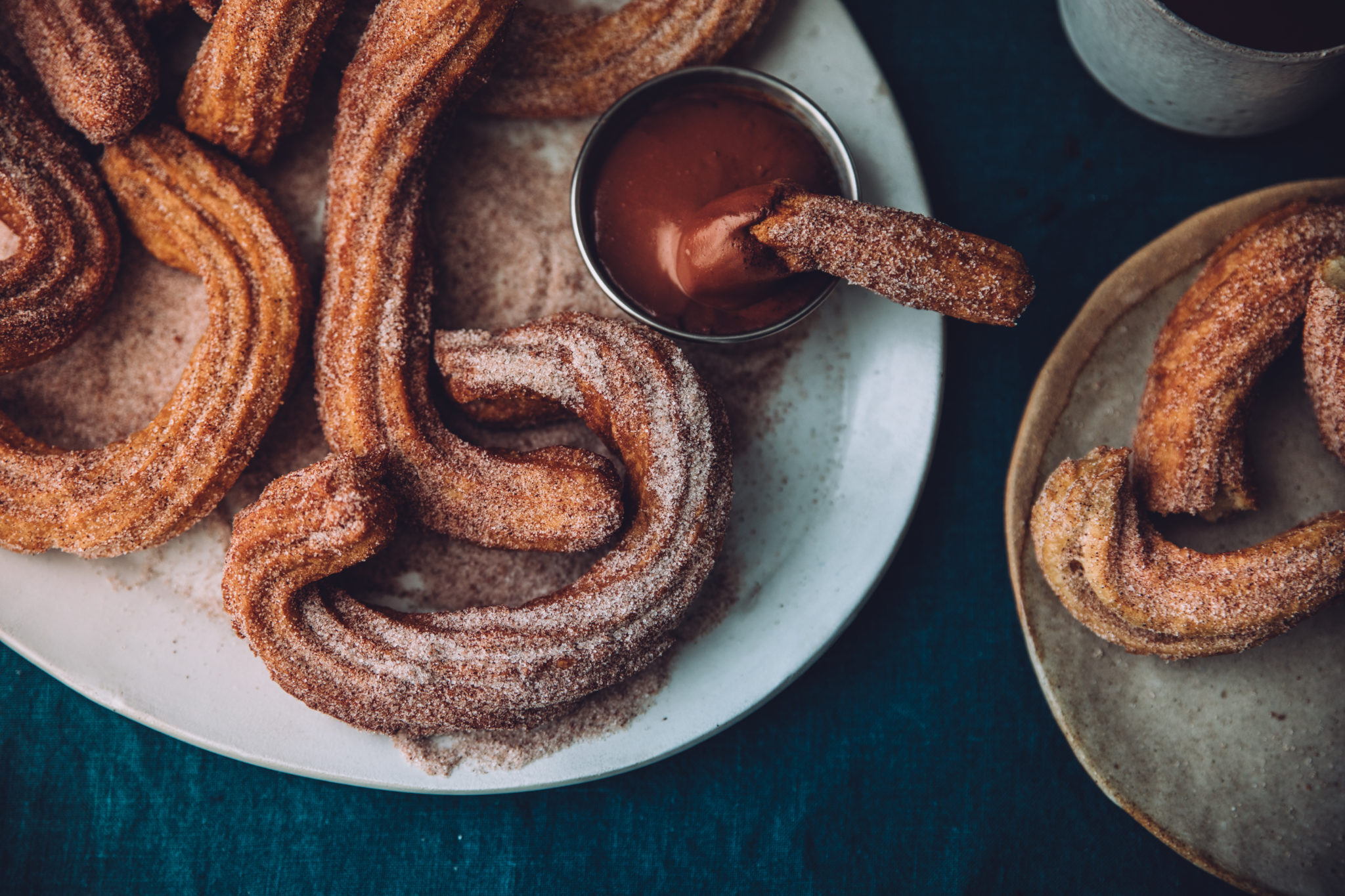 Churros au thé et chocolat épicé