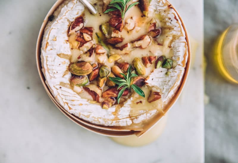 Camembert rôti au miel truffé et fruits secs