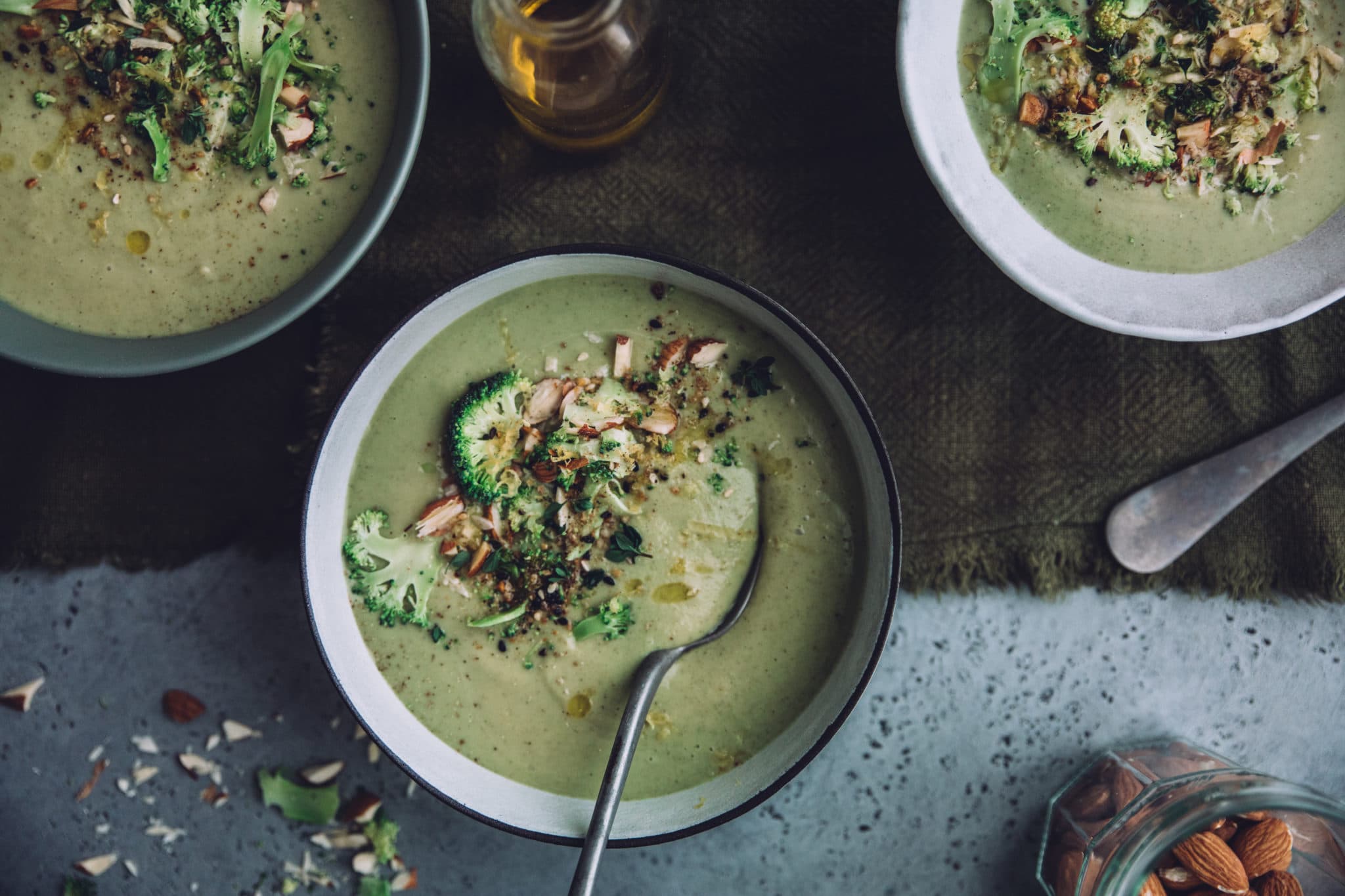 Velouté de brocolis, amandes, coco