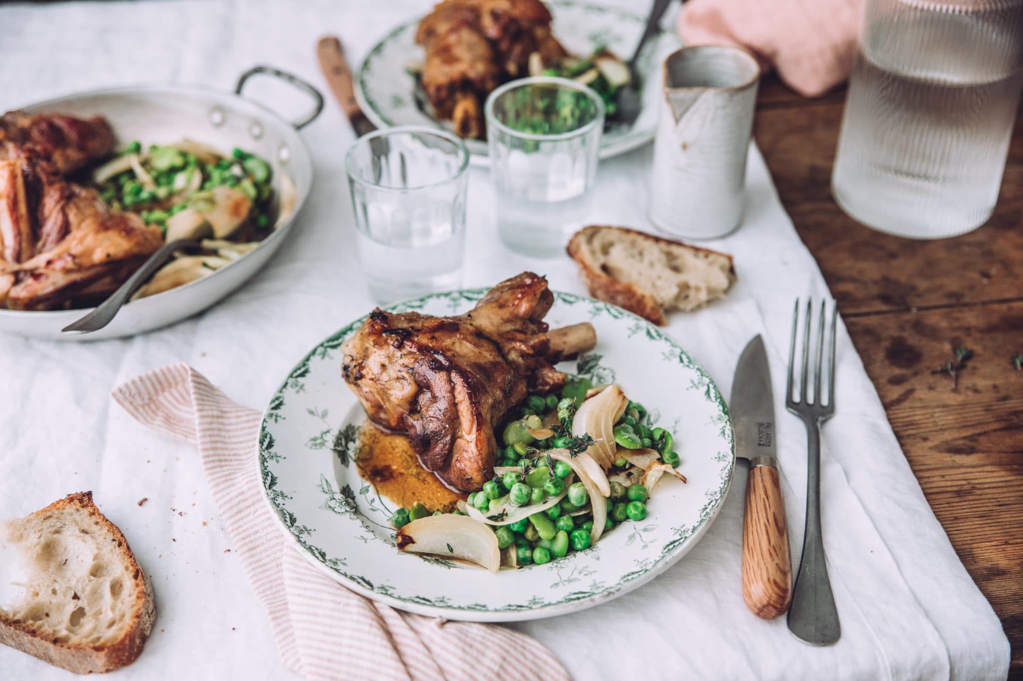 Souris d’agneau confite au thym, petit pois & fèves