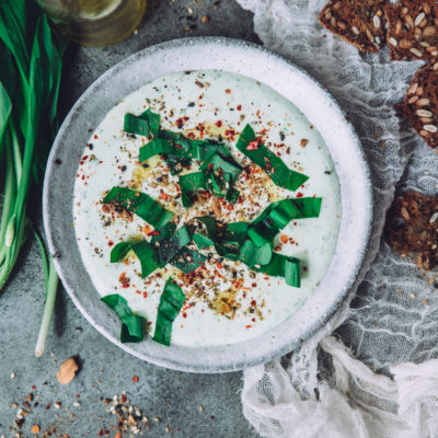 Crème de feta à l’ail des ours