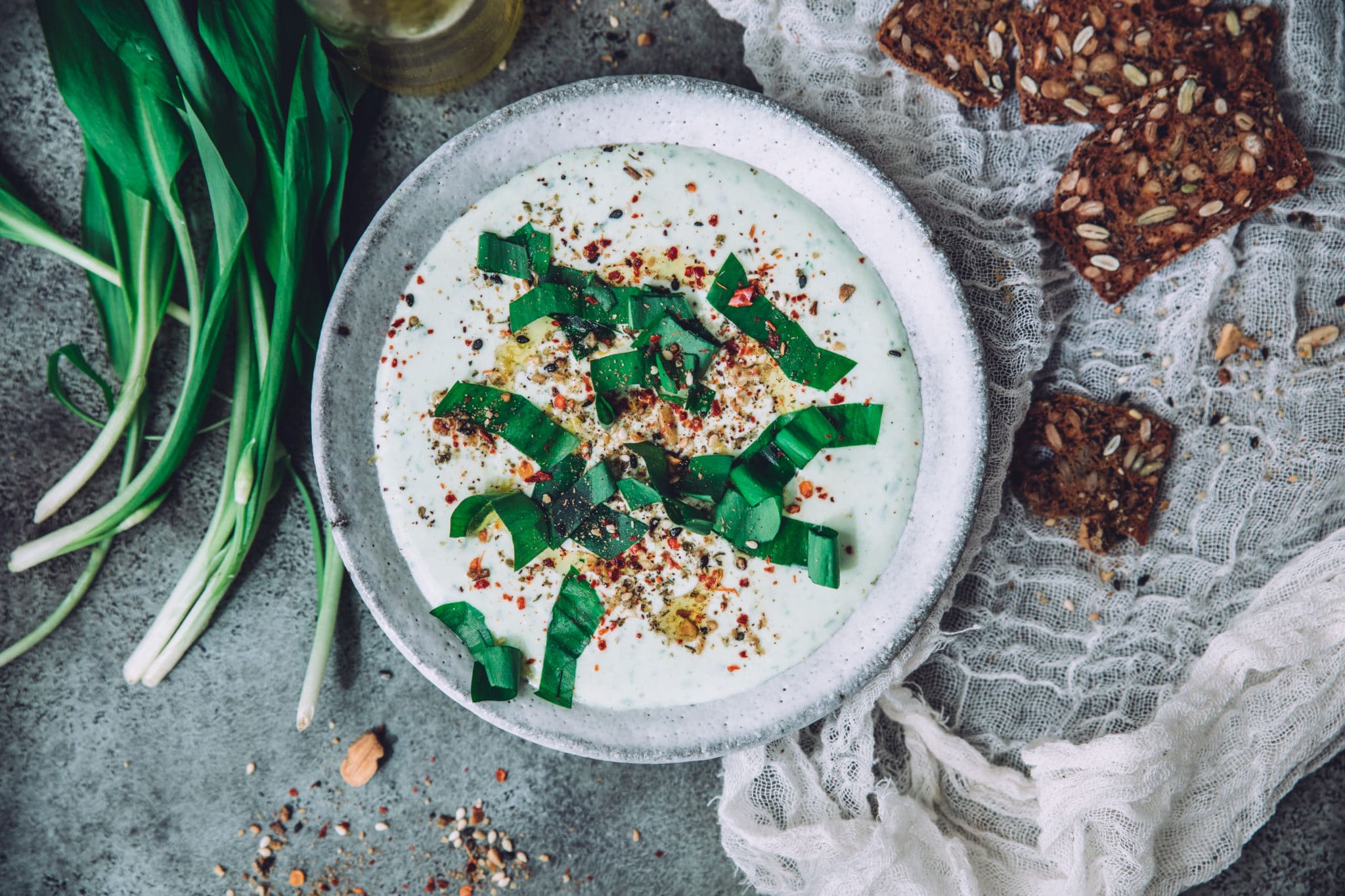 Crème de feta à l’ail des ours