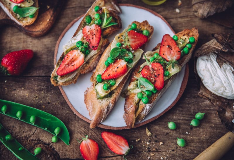 Crostinis au Banon, Fraises et Petit Pois