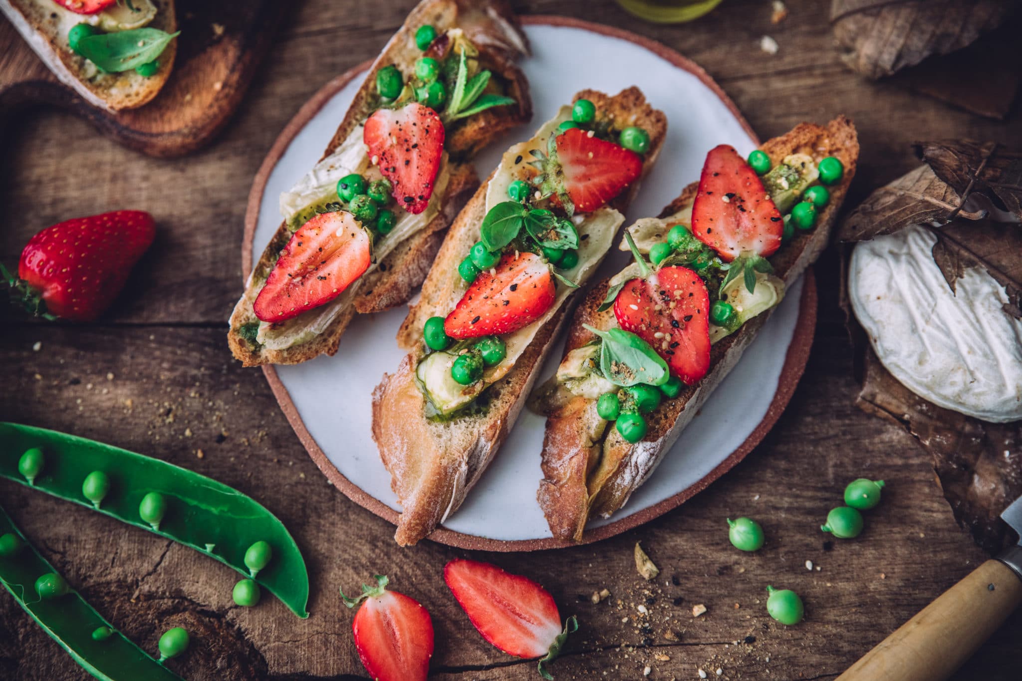 Crostinis au Banon, Fraises et Petit Pois