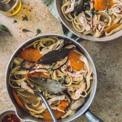 Soupe de pâtes au poulet, carottes et shiitakés