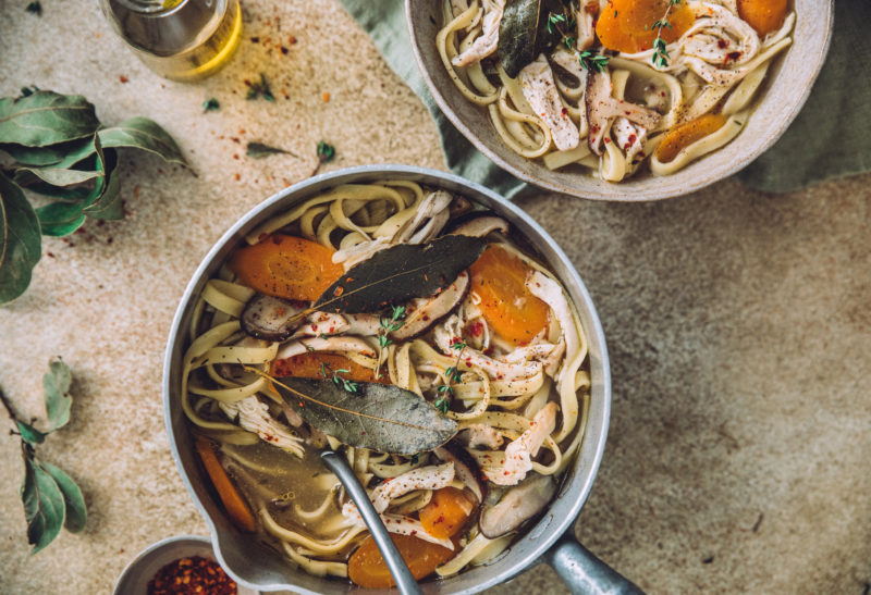 Soupe de pâtes au poulet, carottes et shiitakés