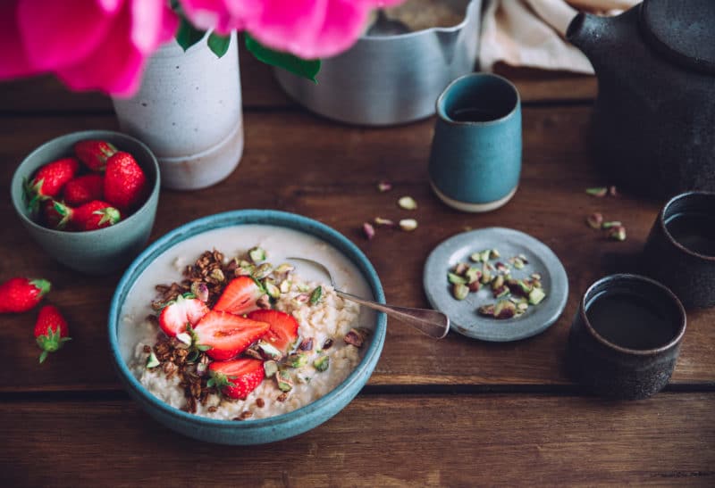 Porridge au lait d’amandes, fraises et pistaches