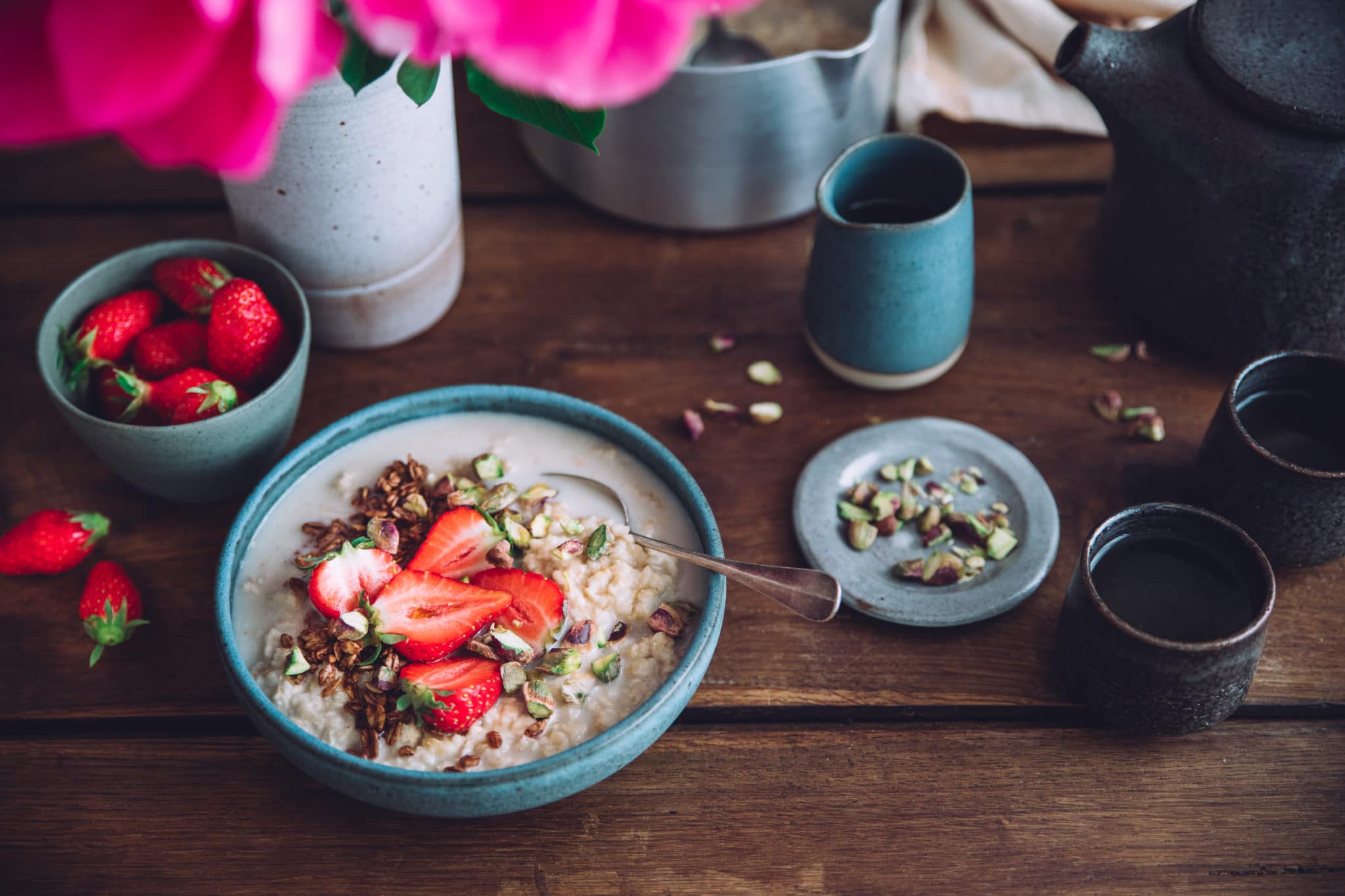 Porridge au lait d’amandes, fraises et pistaches