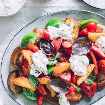 Salade de tomates, pêches rôties, burrata